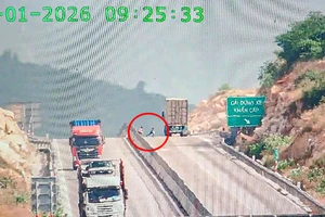 3 cháu nhỏ vào cao tốc Cam Lâm - Vĩnh Hảo chơi đùa, chặn xe