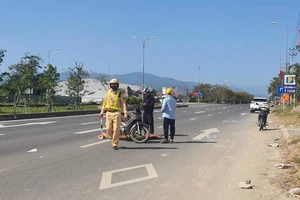Tông trúng chó thả rông trên đại lộ, người đàn ông tử vong