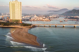 Bất ngờ xuất hiện 2 cồn cát khổng lồ ở biển Nha Trang