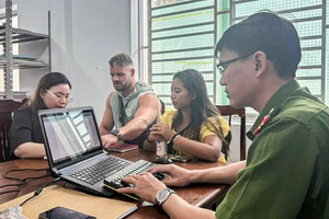 Nhân viên dọn phòng trộm hơn 200 triệu của vợ chồng du khách Đức