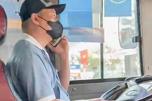 Xử phạt hai tài xế xe buýt vừa lái xe vừa dùng điện thoại