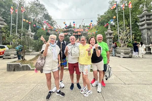 1 ngày, Khánh Hoà đón 2 tàu du lịch hạng sang với 3.400 khách ghé thăm