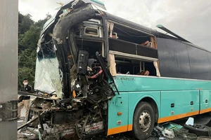 Tai nạn giao thông liên hoàn giữa 4 xe trên cao tốc Vân Phong - Nha Trang