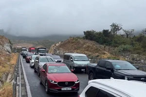 Xe khách gặp tai nạn, cao tốc Cam Lâm - Vĩnh Hảo kẹt cứng