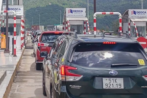 Hàng ngàn ô tô 'chôn chân' ở hầm Đèo Cả ngày 25 Tết