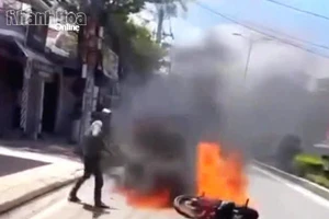 Xin bỏ qua lỗi vi phạm không được, người đàn ông châm lửa đốt xe