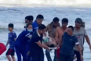 Thi thể người đàn ông ngoại quốc trôi dạt vào bờ biển Nha Trang