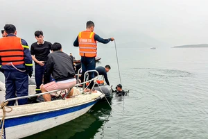 20 đặc công lặn tìm nạn nhân vụ lật tàu trên hồ Thác Bà, đã tìm thấy 1 thi thể