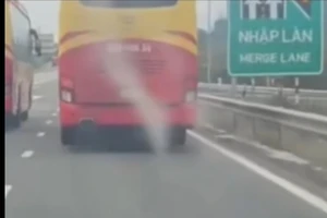 Xe khách chuyển làn ẩu trên cao tốc Nha Trang - Cam Lâm bị phạt