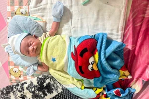 Bé trai 7 ngày tuổi bị bỏ rơi trong thùng mì tôm