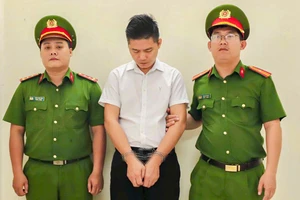 Khởi tố chồng ngoại quốc của nữ giám đốc xẻ thịt tê tê bán cho khách