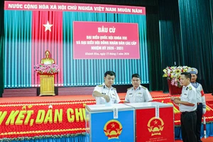 Cán bộ, chiến sĩ Vùng 4 Hải quân nô nức đi bầu cử