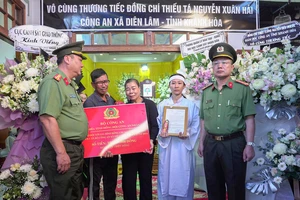 Trao bằng tốt nghiệp chuyên ngành điều tra hình sự cho Thiếu tá Nguyễn Xuân Hải