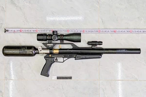 Đang lắp ráp súng để bắn chim thì gặp công an tuần tra