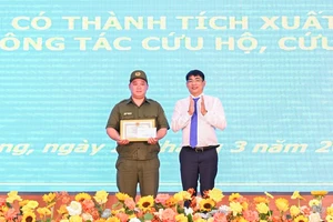 Thành viên lực lượng an ninh trật tự cơ sở cứu cụ ông mắc kẹt trong căn nhà cháy được khen