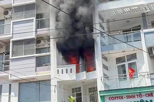 Thành viên lực lượng an ninh trật tự cơ sở cứu cụ ông mắc kẹt trong căn nhà cháy