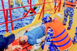 Nhà giàn DK1/11 hỗ trợ cấp cứu ngư dân bị tai biến 