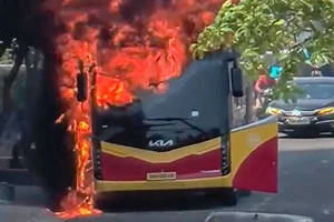 Xe khách 45 chỗ bốc cháy dữ dội ở Nha Trang