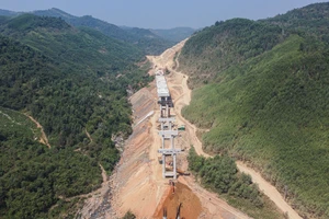 Hình hài những cây cầu vượt núi ở cao tốc Khánh Hòa - Buôn Ma Thuột