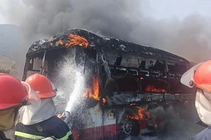 Xe khách bốc cháy ngùn ngụt trên Quốc lộ 1