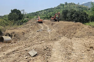 Nhà thầu tự ý đào phá đất của dân ở dự án dẫn nước hồ Sông Chò 1 nói gì?