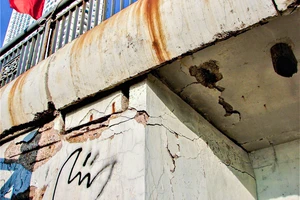 Cầu Trần Phú ở Nha Trang nứt nẻ, bong tróc, lộ cả sắt hoen gỉ