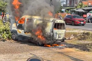 Ô tô tải biển số TP.HCM cháy rụi cạnh Quốc lộ 1