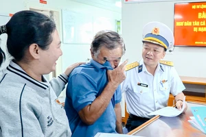 Ngư dân rơi nước mắt khi được hải quân cứu sống sau đột quỵ