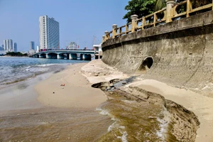 Vì sao nước thải đen ngòm vẫn chảy ra vịnh Nha Trang