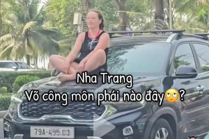 1 tài xế ô tô cho nữ du khách nước ngoài ngồi trên nắp capo dạo phố
