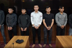 Khởi tố nhóm cầm mác, dao tự chế chém người trong quán nhậu