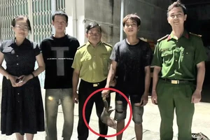 2 thanh niên đi dạo thì 'va' phải con tê tê trong sách Đỏ