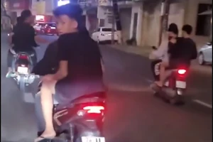 Nhóm thanh niên cầm hung khí chạy xe máy gây rối ở Nha Trang