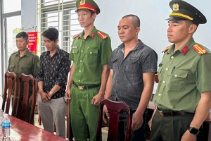 Bắt 2 thanh niên chém người khi bị nhắc nhở nẹt pô 