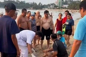 Nhân viên cứu hộ bãi biển cứu sống người đàn ông ngưng tim, ngưng thở