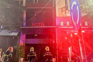 Cháy khách sạn ở Nha Trang, 2 khách mắc kẹt bên trong