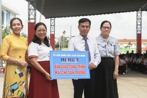 Hoàn thành mái che do bạn đọc Báo Pháp Luật TP.HCM hỗ trợ Trường Tiểu học Diên Lạc, Khánh Hòa 
