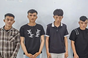 4 thanh niên bị khởi tố vì tấn công 2 người không quen biết ngồi cùng quán nhậu