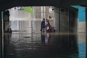 Đòi tiền cứu người kẹt lũ, dân Trung Quốc phẫn nộ