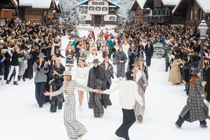 Sân khấu Chanel Thu-Đông và lời chào tạm biệt Karl Lagerfeld