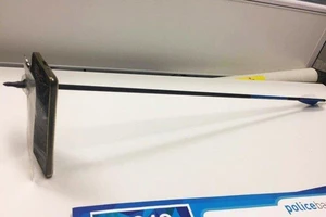 Điện thoại biến thành tấm chắn, cứu chủ thoát nạn