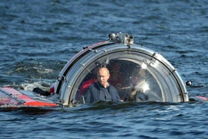 Tổng thống Nga Vladimir Putin ngồi trong tàu ngầm vào một buổi thử nghiệm ở biển Baltic. Ảnh: REUTERS