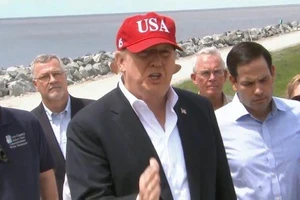 Ông Trump trong một chuyến thị sát biên giới Tây Nam. Ảnh: CNN