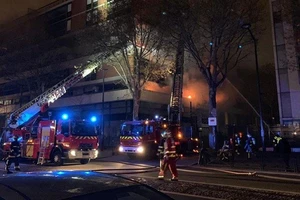 Nổ lớn rung chuyển Paris