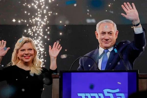 Ông Netanyahu và vợ vẫy chào cử tri. Ảnh: CNN
