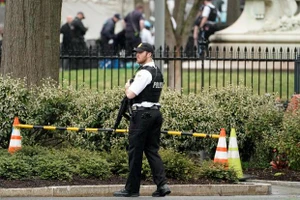 Một người đàn ông tự thiêu bên ngoài Nhà Trắng