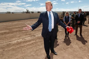 Cứ đóng cửa! Ông Trump hứa ân xá cho an ninh nếu phải đi tù