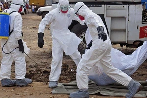 Ebola bùng phát dữ dội, hơn 800 người chết ở Congo