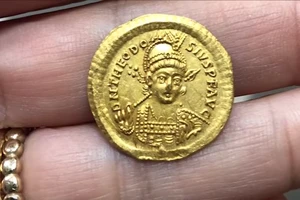 Đi leo núi, bất ngờ nhặt được tiền vàng 1.600 năm tuổi