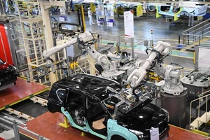 Trung Quốc công bố mức tăng trưởng thấp kỷ lục trong 27 năm